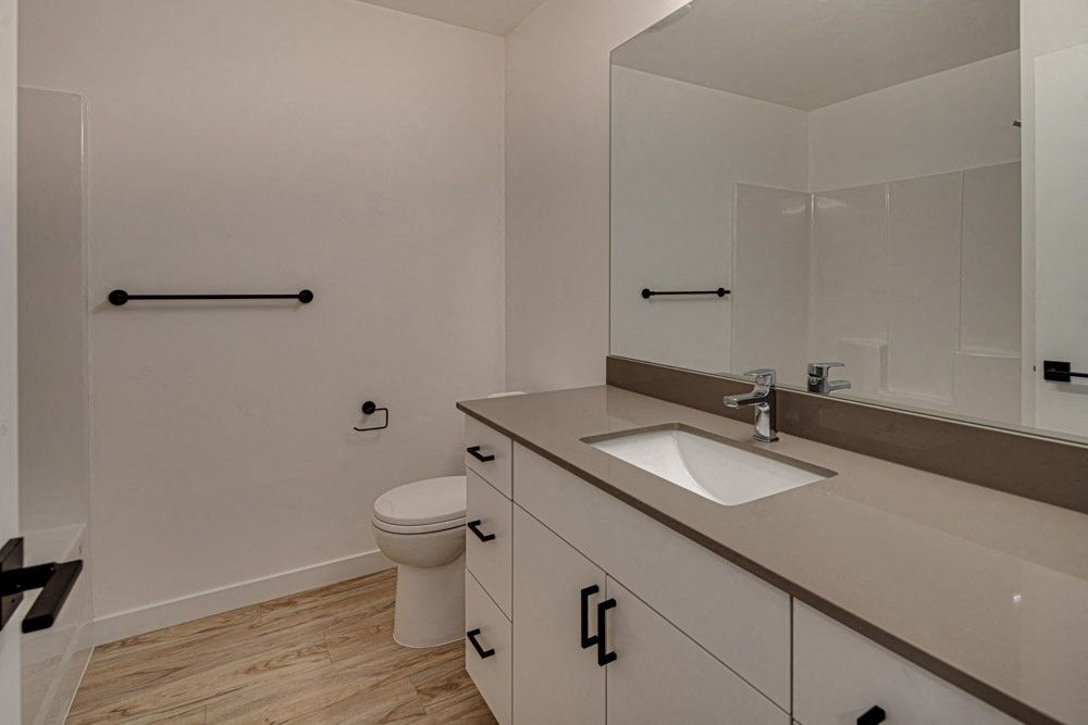 Outpost_44_Bend_OR_Townhomes_Interior_UpstairsBath