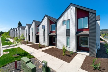 Outpost_44_Bend_OR__Townhomes_Exterior_AngledRow_2