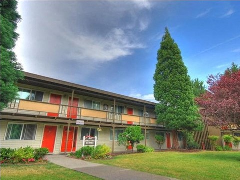 Wisteria Walk Apartments Building Exterior and Landscaping