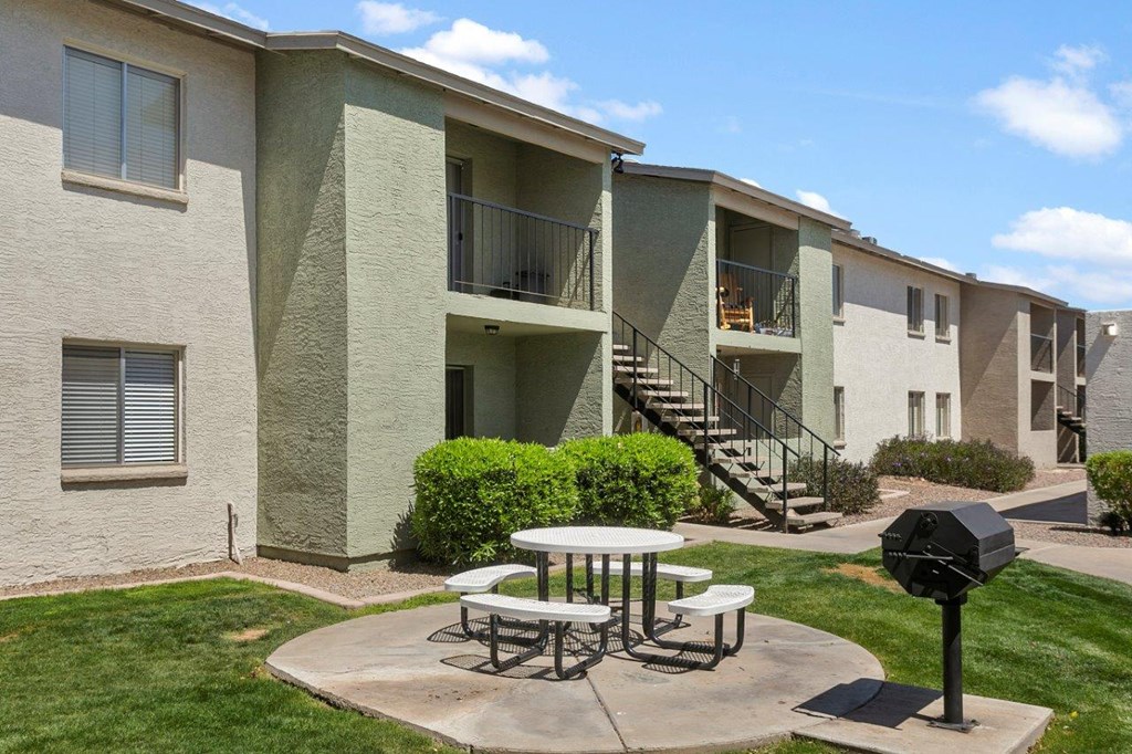 Palm Crest at Station 40 Exterior and BBQ and Picnic Area