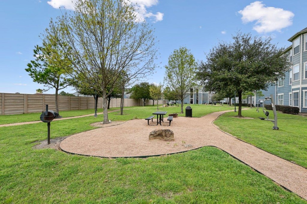 Park North Apartments Courtyard Picnic Area