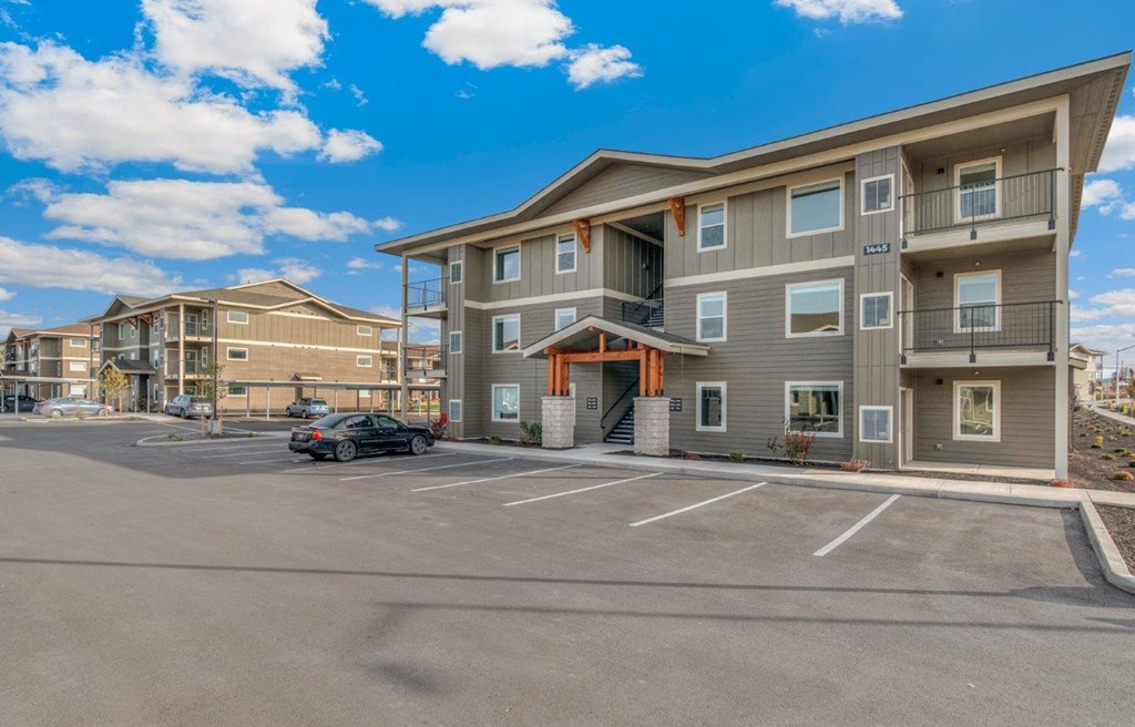 RedPoint Apartments Exterior and Parking