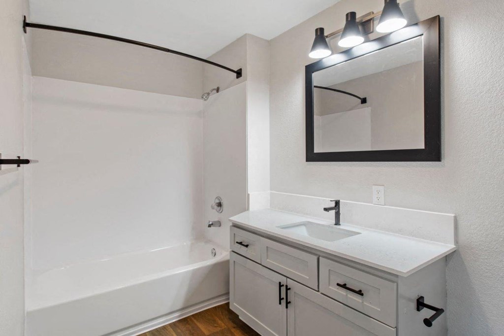 Ridgetop Apartments Bathroom with Bathtub