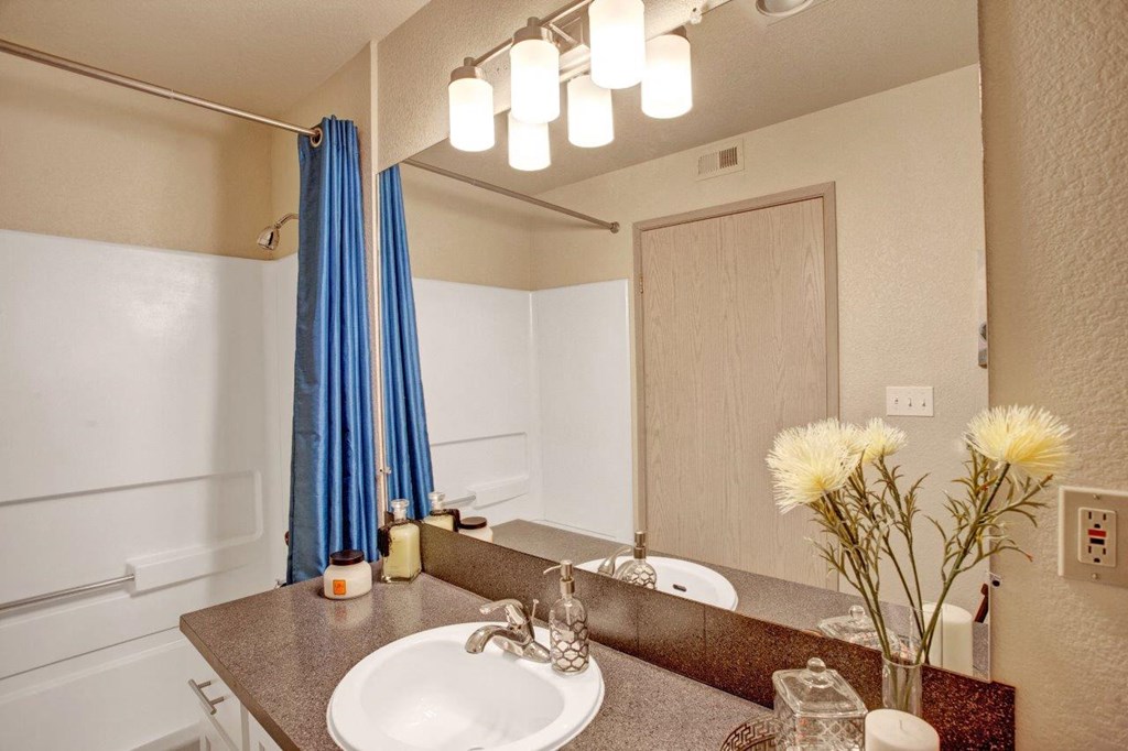 Riverpointe Apartments Model Bathroom with Bathtub