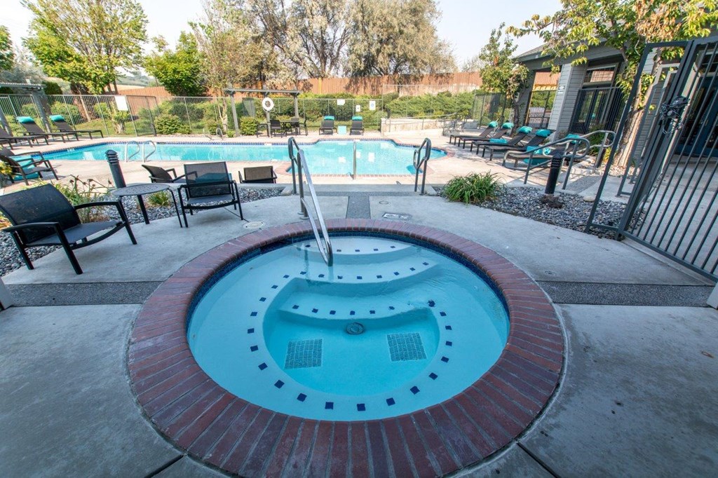 Riverpointe Apartments Hot Tub and Pool