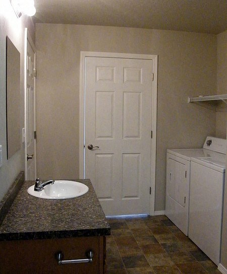 Ashlyn Place Apartments Bathroom and Washer and Dryer