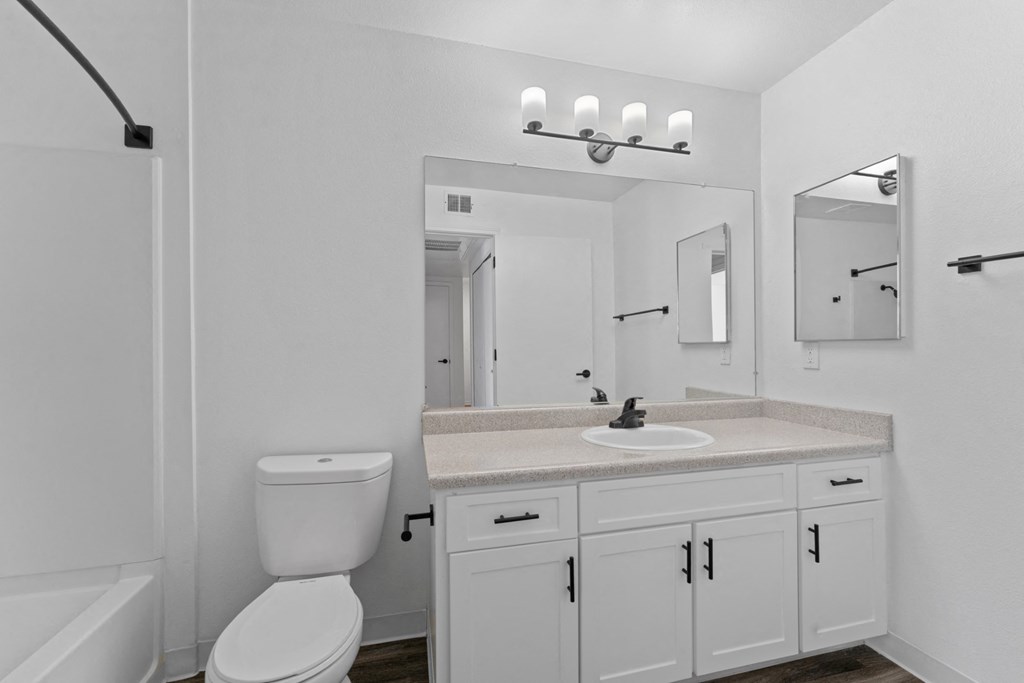 Sagecliff Apartments Bathroom with Bathtub