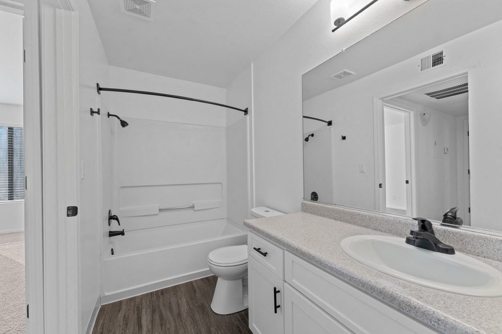 Sagecliff Apartments Bathroom with Bathtub