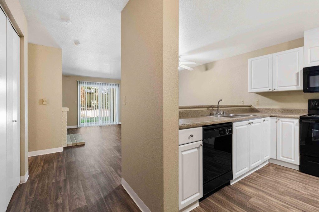Saratoga Apartments in Everett, Washington Kitchen