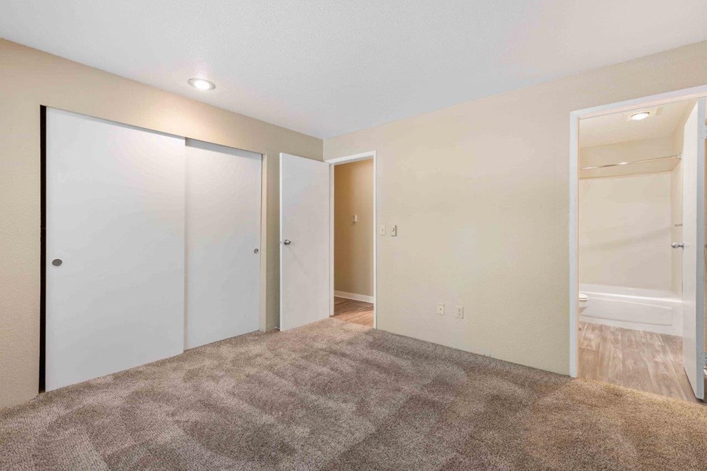 Saratoga Apartments in Everett, Washington Bedroom