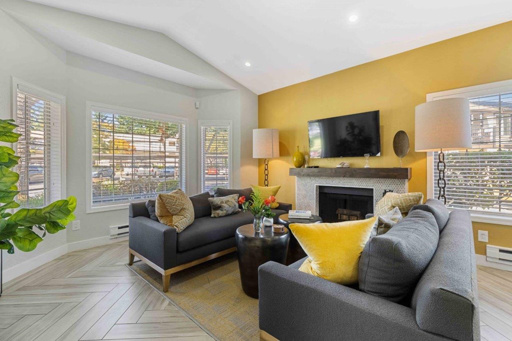 Saratoga Apartments in Everett, Washington Clubhouse Lounge