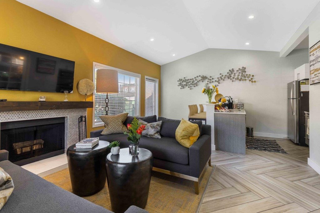 Saratoga Apartments in Everett, Washington Clubhouse Lounge