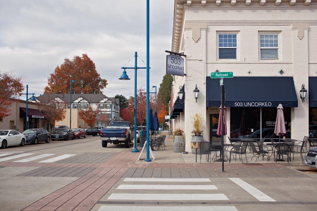 Creekview Crossing Apartments exterior store front