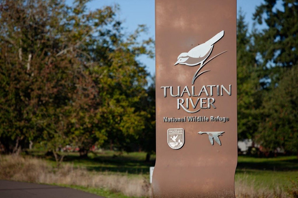 Creekview Crossing Apartments exterior sign river