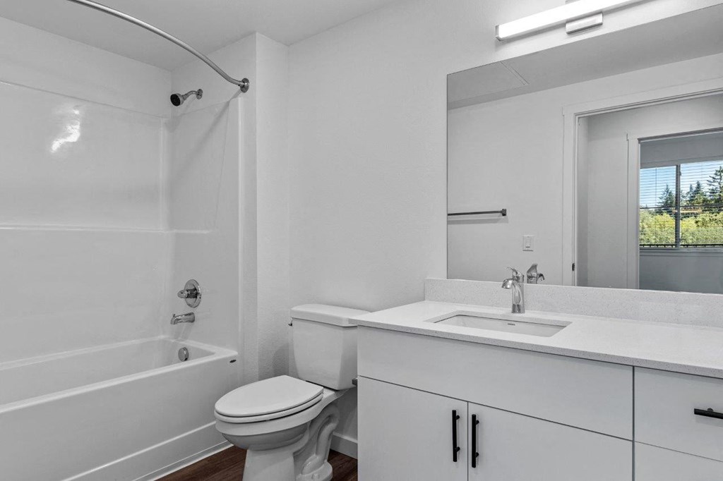 South Ridge Apartments Bathroom with Bathtub