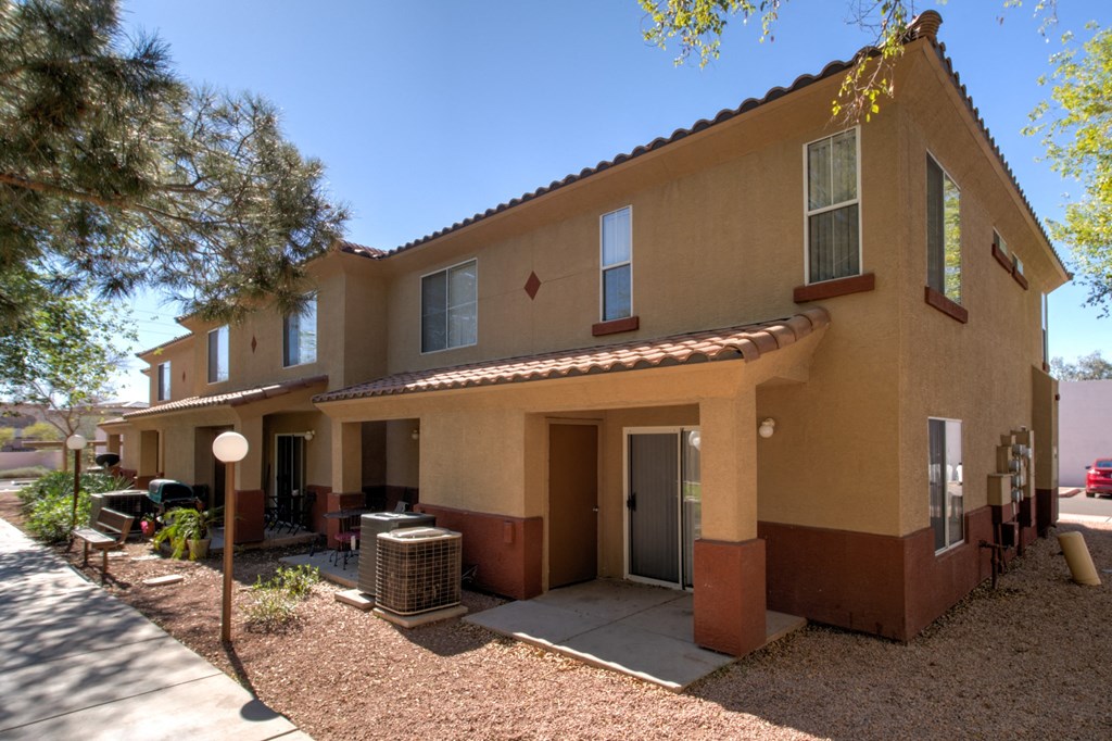 Steeple Chase Apartment Patios