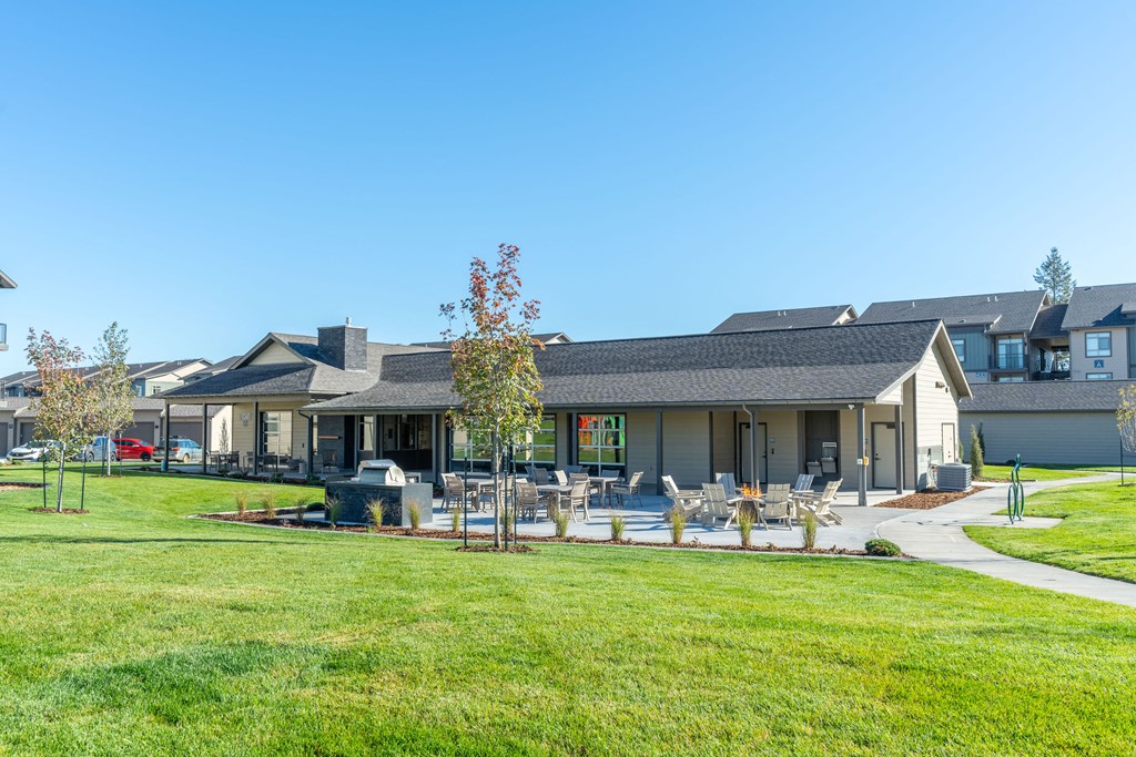 Stillwater Crossing  Apartments Exterior Patio and large grass