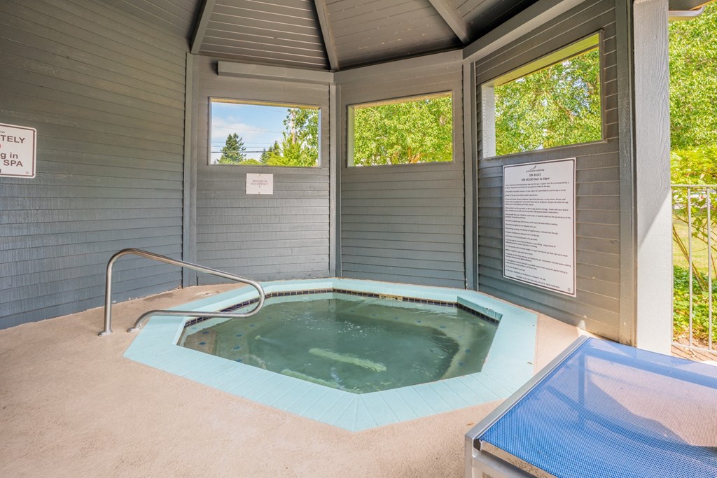 Stonesthrow Apartments Hot Tub