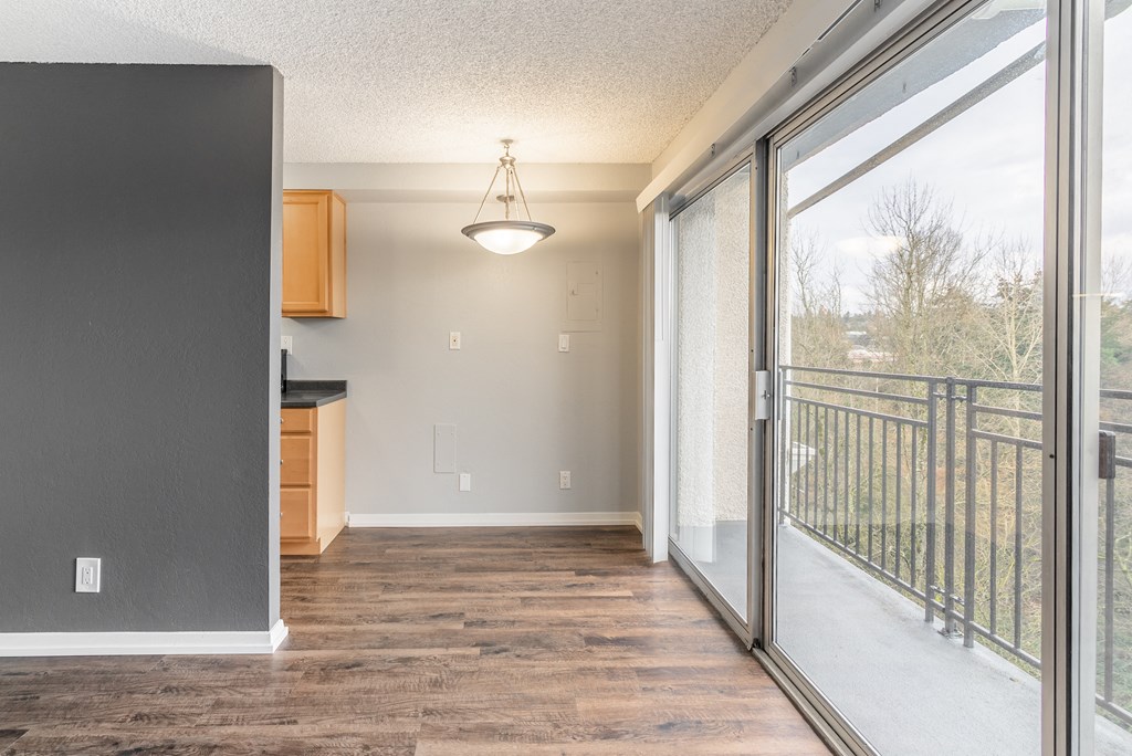 Luxe at Meridian Apartments Studio Dining