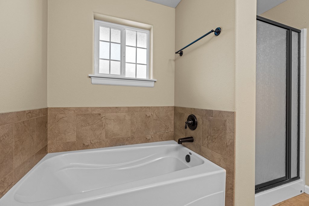 Little Tuscany Apartments & Townhomes - Bathroom