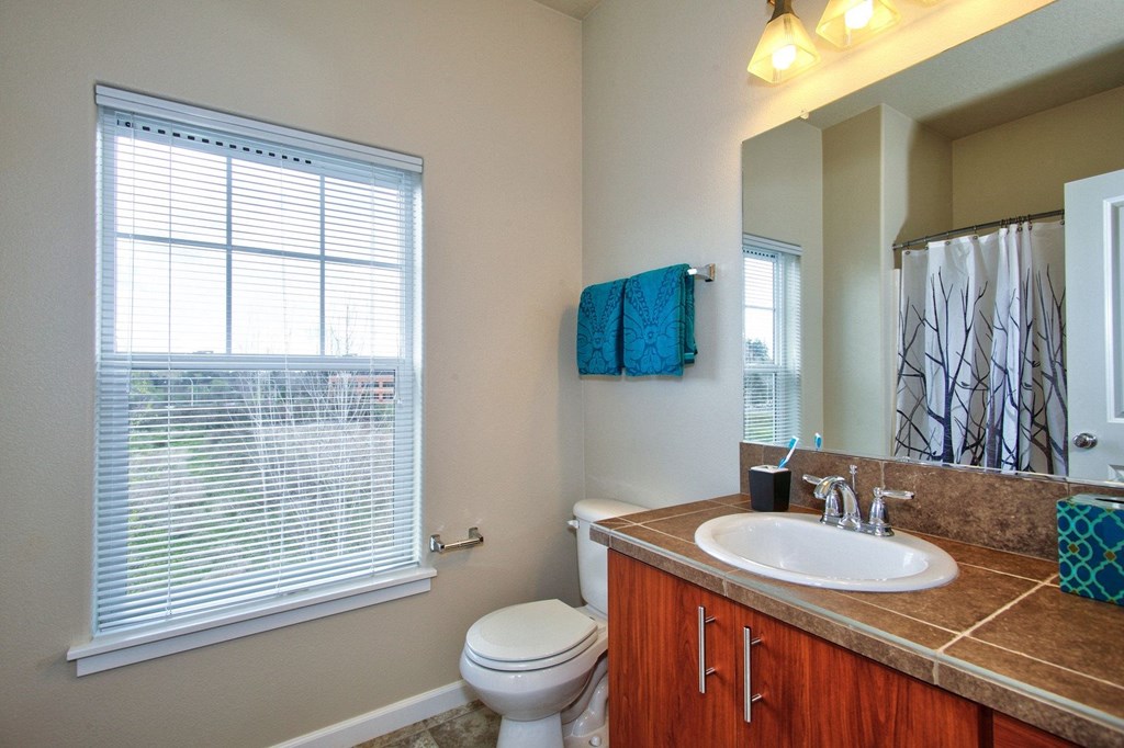 Sunset Crossing Apartments bathroom