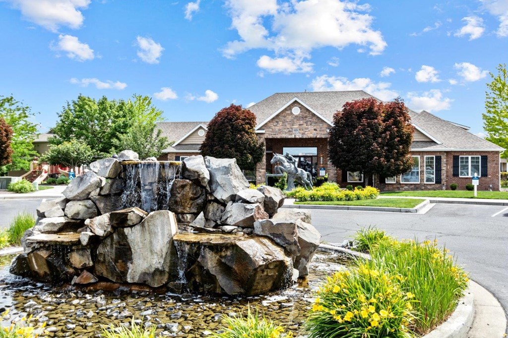 The Crossings at Chapel Hill Apartments in Pasco, Washington Clubhouse Exterior and Fountain