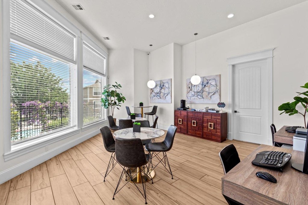 The Crossings at Chapel Hill Apartments in Pasco, Washington Business Center