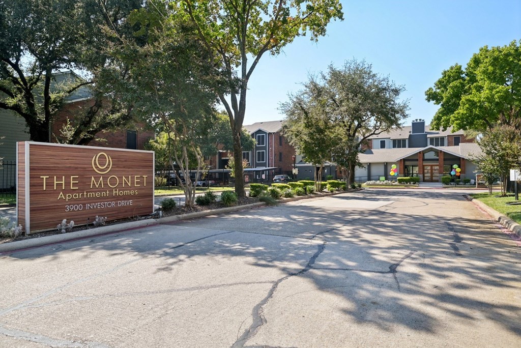 The Monet Apartments in Dallas, Texas Exterior and Entrance