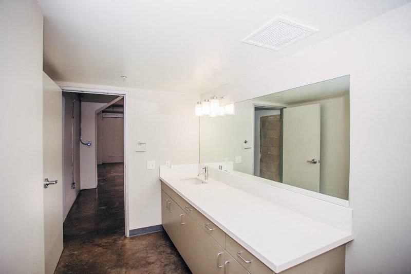 The Studios Noho in North Hollywood, California Bathroom