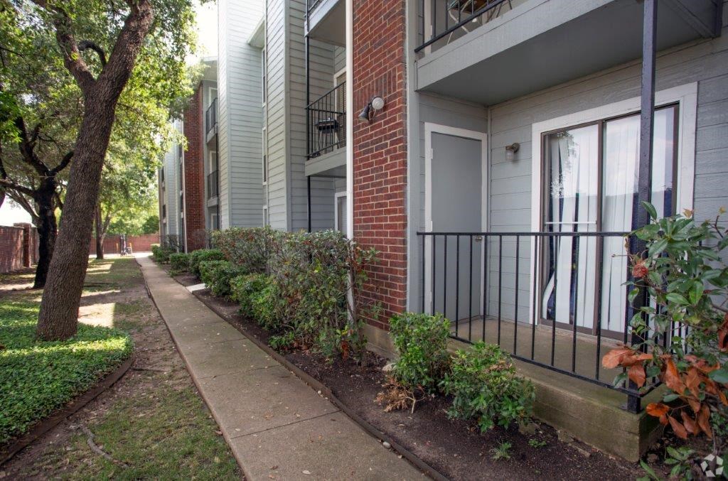 a sidewalk in front of an apartment building
