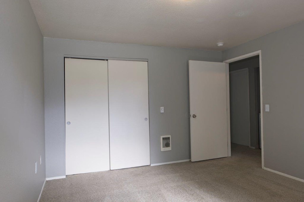 Aspire Oregon City Apartments Bedroom and Closet