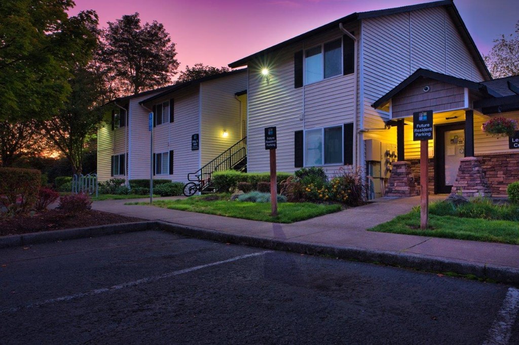 Aspire Oregon City Apartments Building Exteriors and Parking Lot