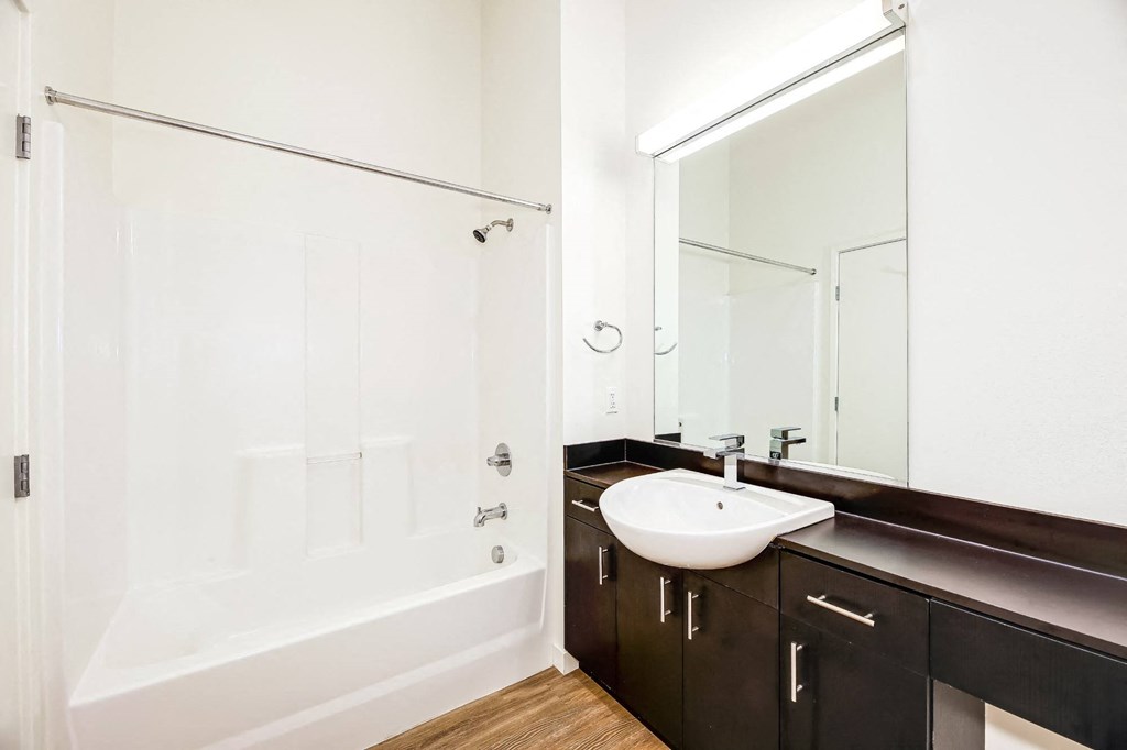 Henry Apartments Bathroom with Bathtub