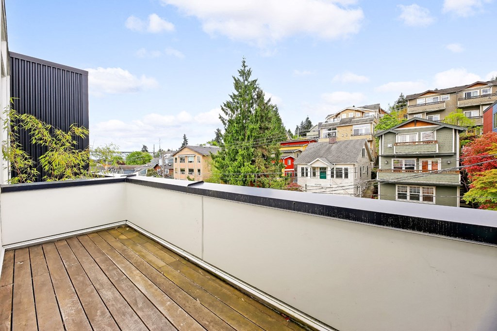 Henry Apartments Patio with View