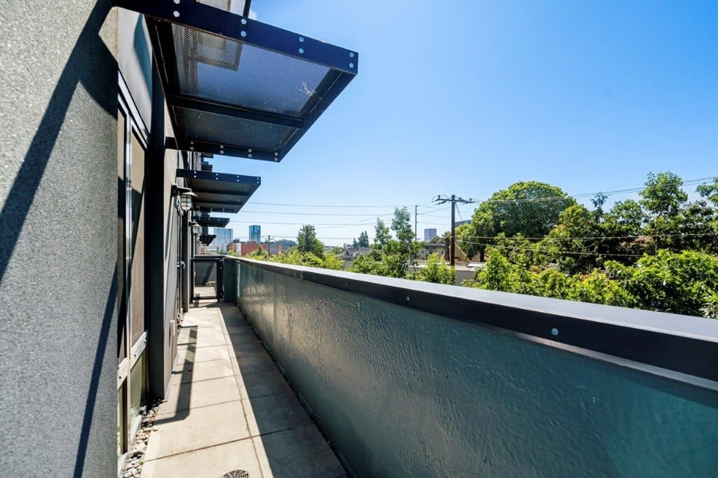 Q21 Apartments in Portland, Oregon Balcony