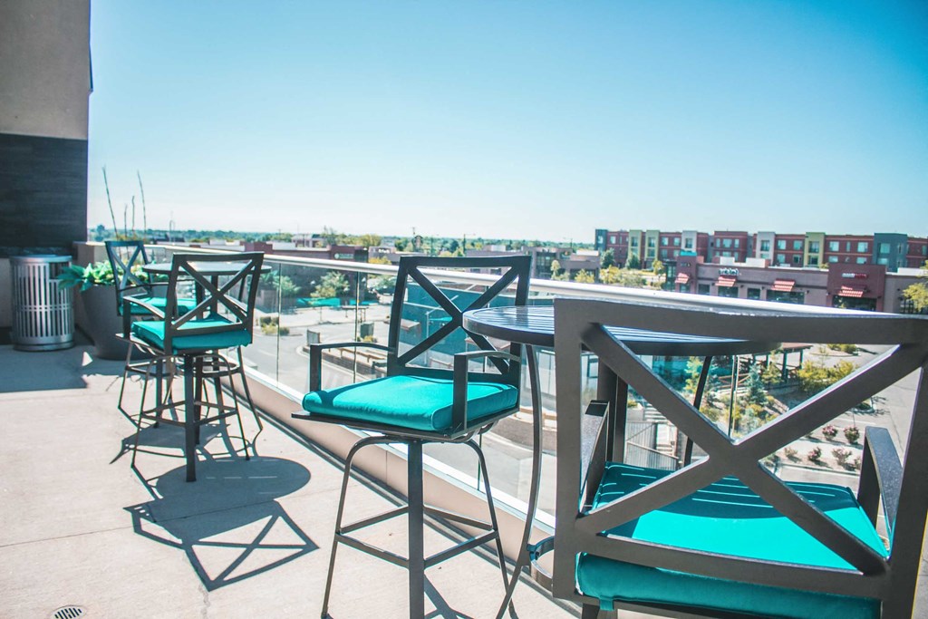 Veranda Highpointe Apartments Rooftop Patio and Hightop Seating
