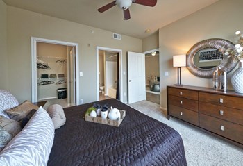 Verandas at City View Bedroom with Walk-In Closet and Attached Bathroom Verandas at City View Bedroom with Walk-In Closet and Attached Bathroom - Photo Gallery 4