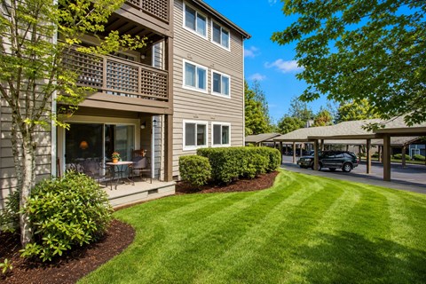 Spacious Lawn Area at Vista Ridge Apartments, Issaquah, 98027