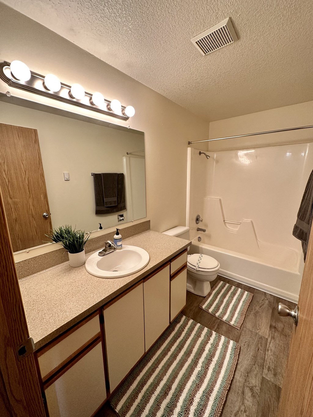 Forest Ridge Apartments bathroom with shower tub