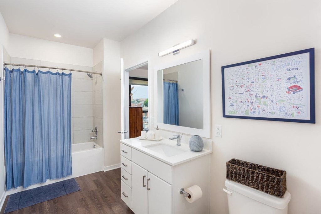 Alton Heights in Kansas City, Missouri Model Bathroom