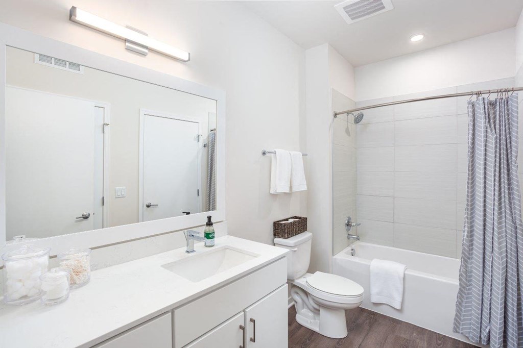 Alton Heights in Kansas City, Missouri Model Bathroom