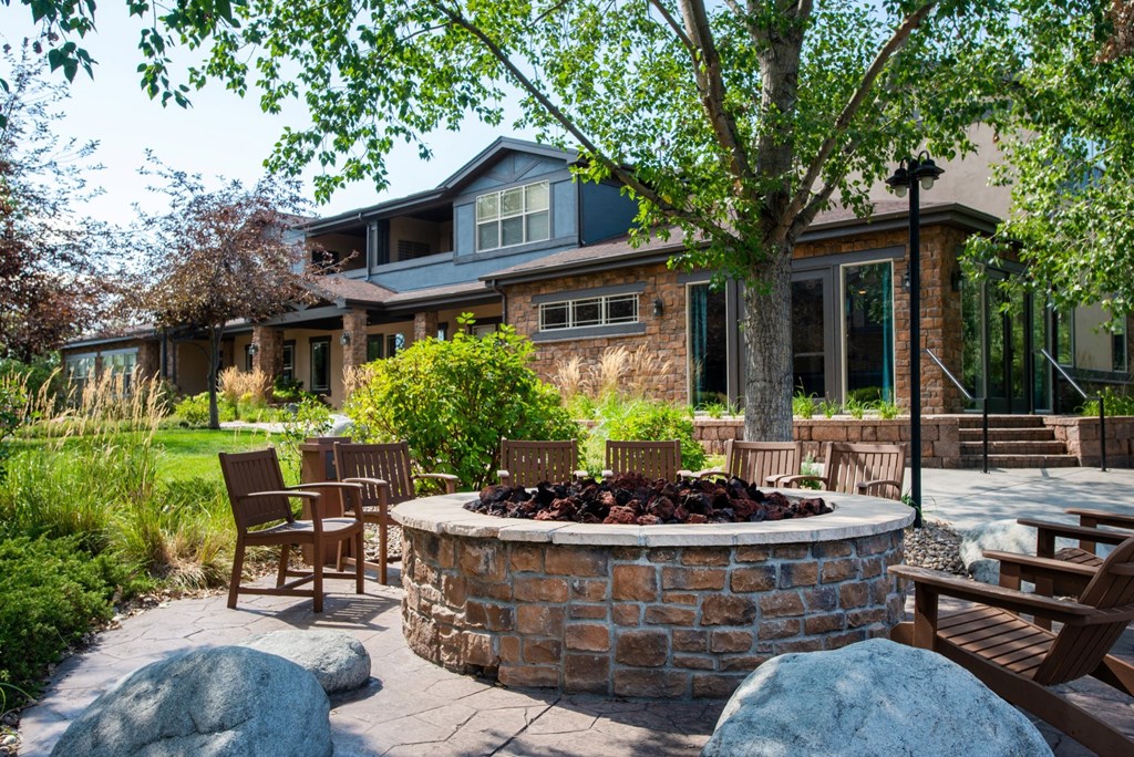 Whisper Sky Apartments Exterior Courtyard and Firepit