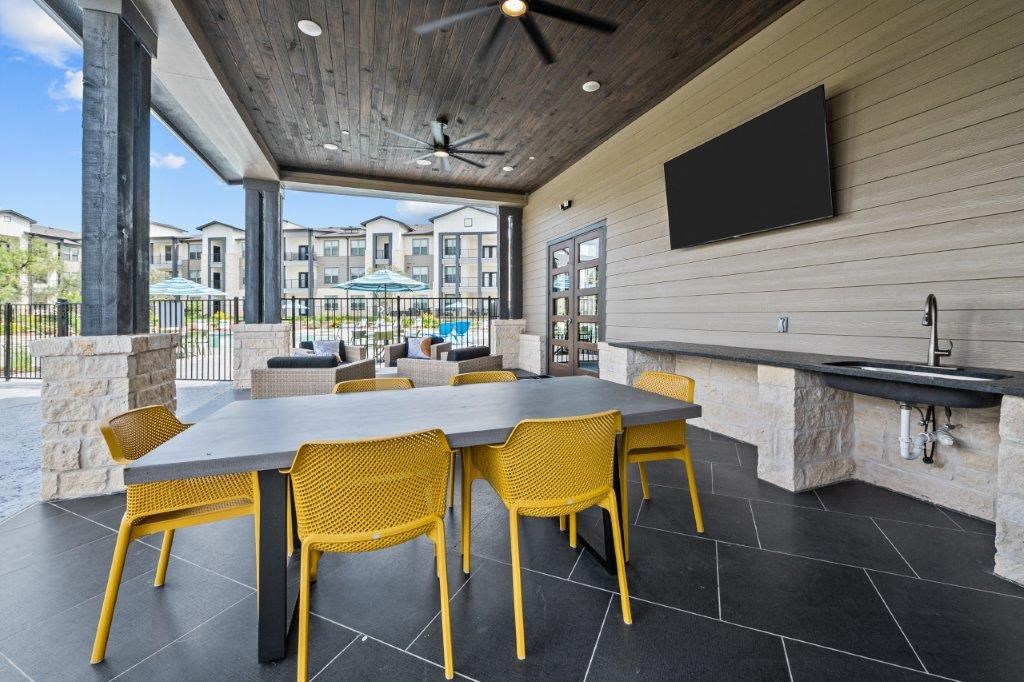 Redbird Ridge Apartments Outdoor Seating