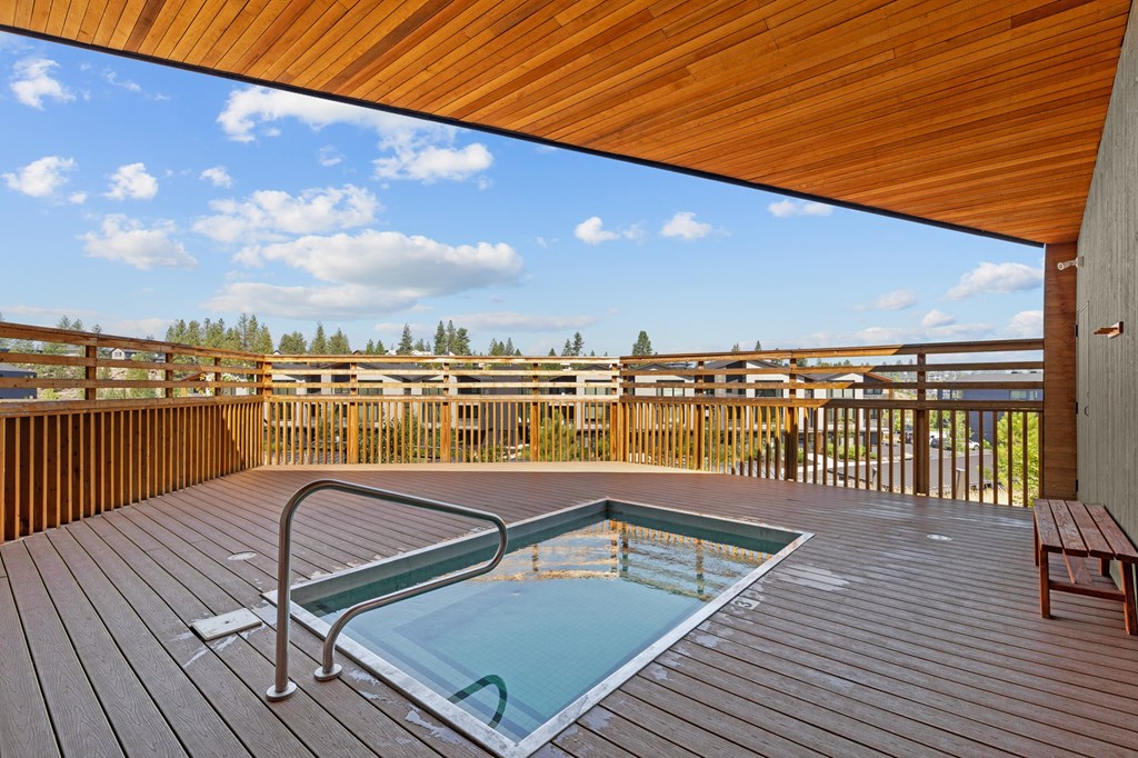 RangeApartments_Bend_OR_HotTub