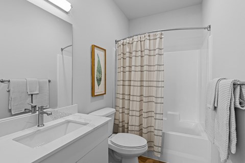sisters_or_thegroveatsunsetmeadows_bathroom
