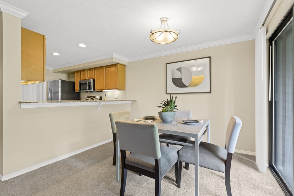 Yarrowood Highlands dining room with kitchen bar