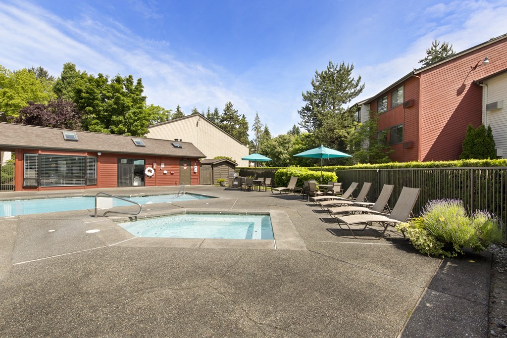 Yarrowood Highlands pool and sitting area