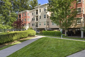 Villaggio on Yarrow Bay exterior Villaggio on Yarrow Bay building exterior - Photo Gallery 2