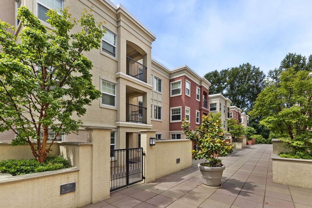 the preserve at ballantyne commons apartment exterior