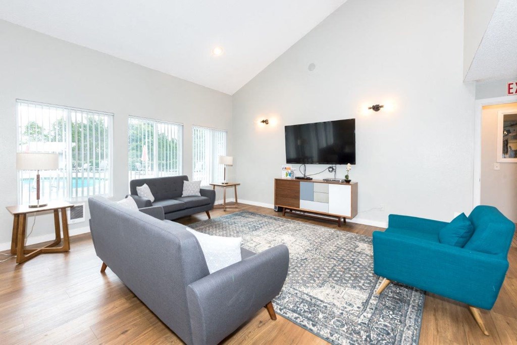 Fox Pointe Apartments Clubhouse Seating Area and TV